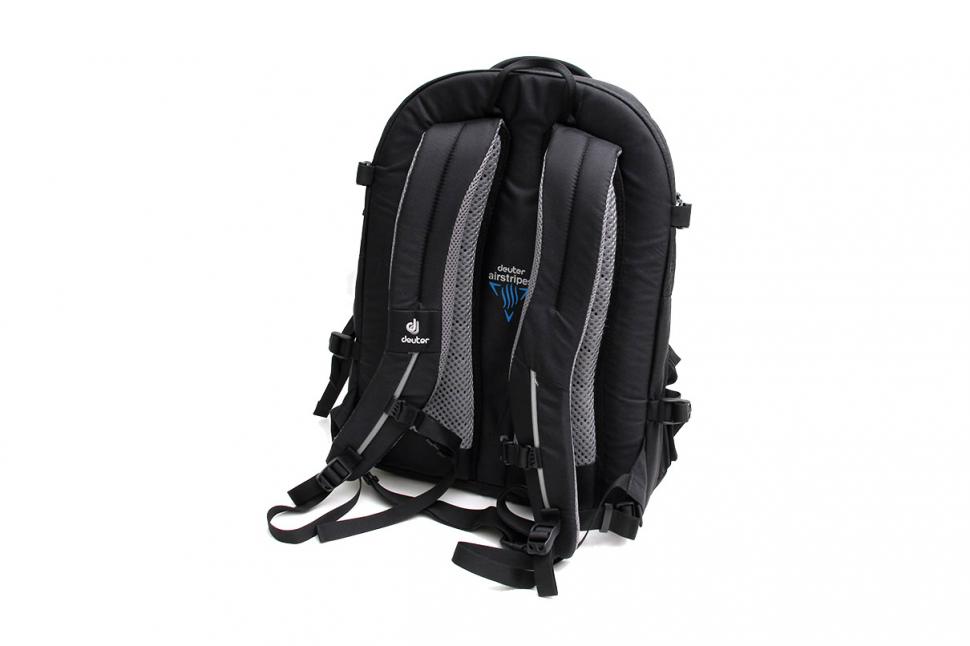 Deuter giga clearance backpack